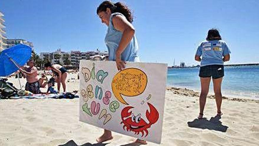 Campaña contra el tabaco en la playa de Santa Eulària en mayo de 2016.