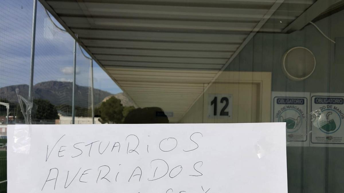 Cartel anunciando que los vestuarios de la zona deportiva están fuera de servicio.
