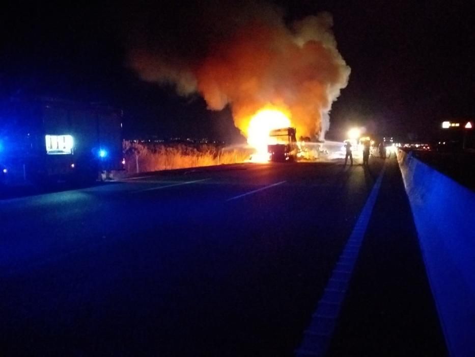 Arden de madrugada dos camiones mientras transitaban por la A-7