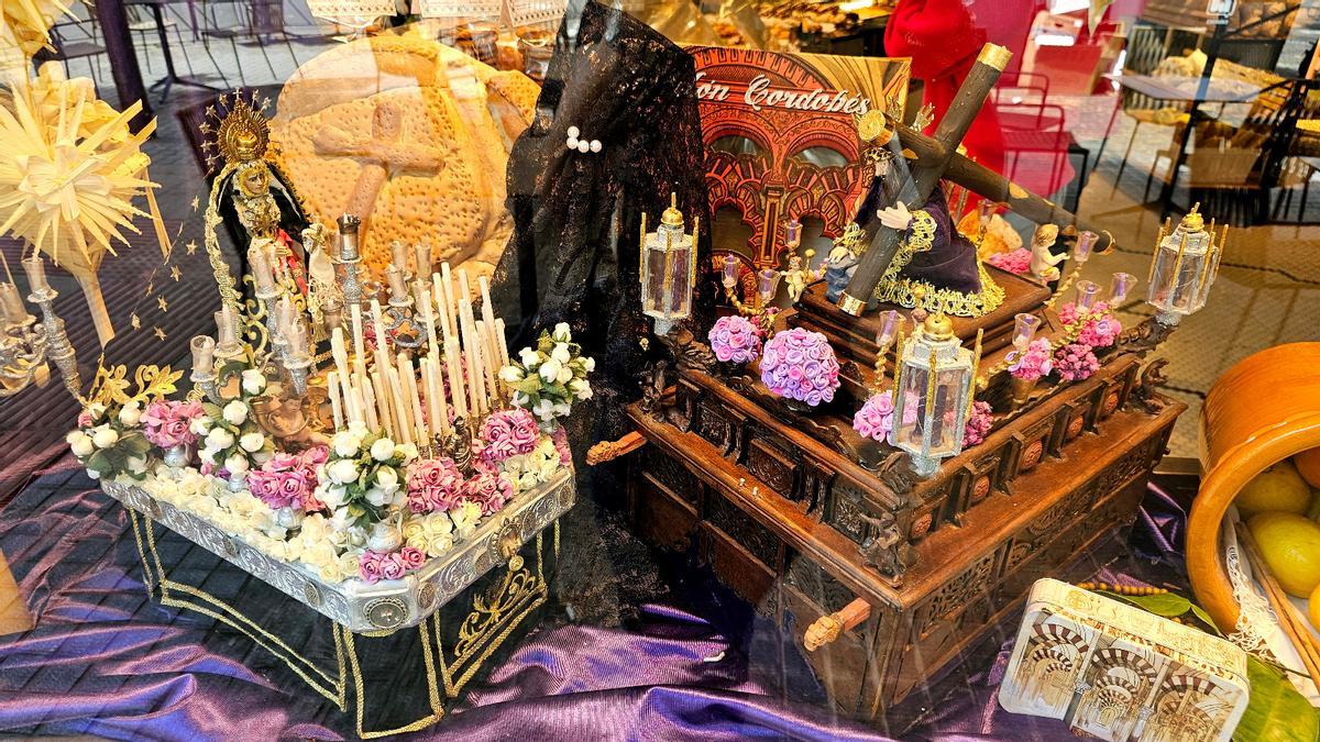 Pequeños pasos de Semana Santa se mezclan con los dulces en la pastelería Roldán, de avenida Gran Capitán.