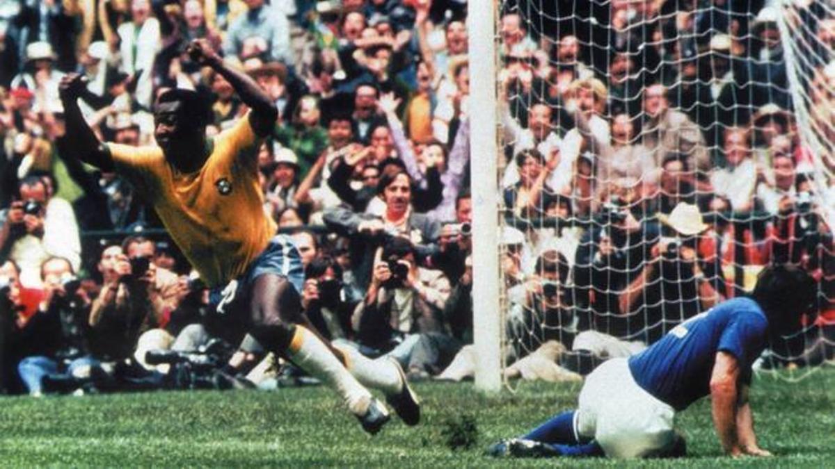 Pelé celebra su gol ante Italia en la final de México 1970.