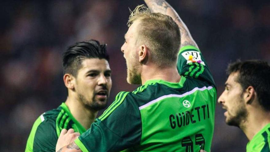 Guidetti, Nolito y Jonny celebran el primer gol del Celta en Mestalla. // LOF