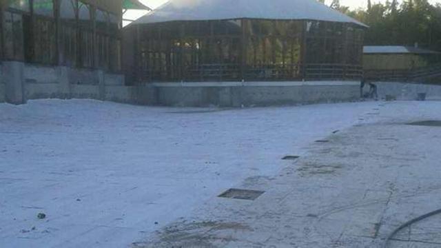 Uno de los lados ha sido ensolado para convertirlo en piscina.