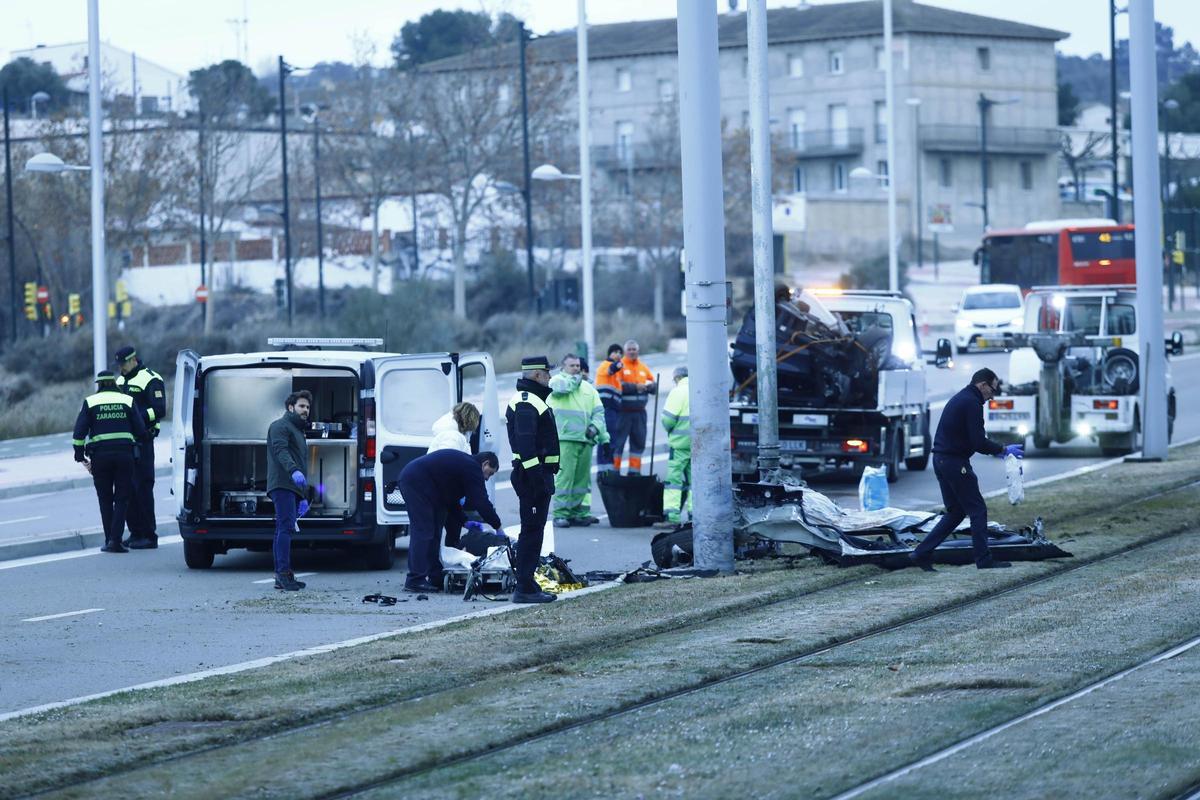 Muere un conductor en Zaragoza tras chocar con un poste de la catenaria ...