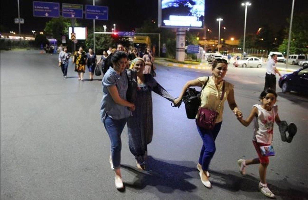 jjubierre34499262 people walk away from istanbul ataturk airport  turkey  foll160629093213