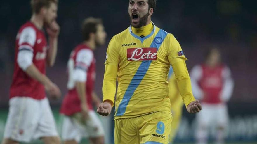 Higuaín celebra uno de los goles de la pasada temporada. // Efe