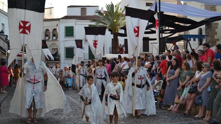 Un desfile que recrea un «pasado de leyenda» abre el festival templario