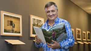 El fotoperiodista Gervasio Sánchez, en la exposición ’Activistas por la vida’ que presenta en el Arts Santa Mònica.