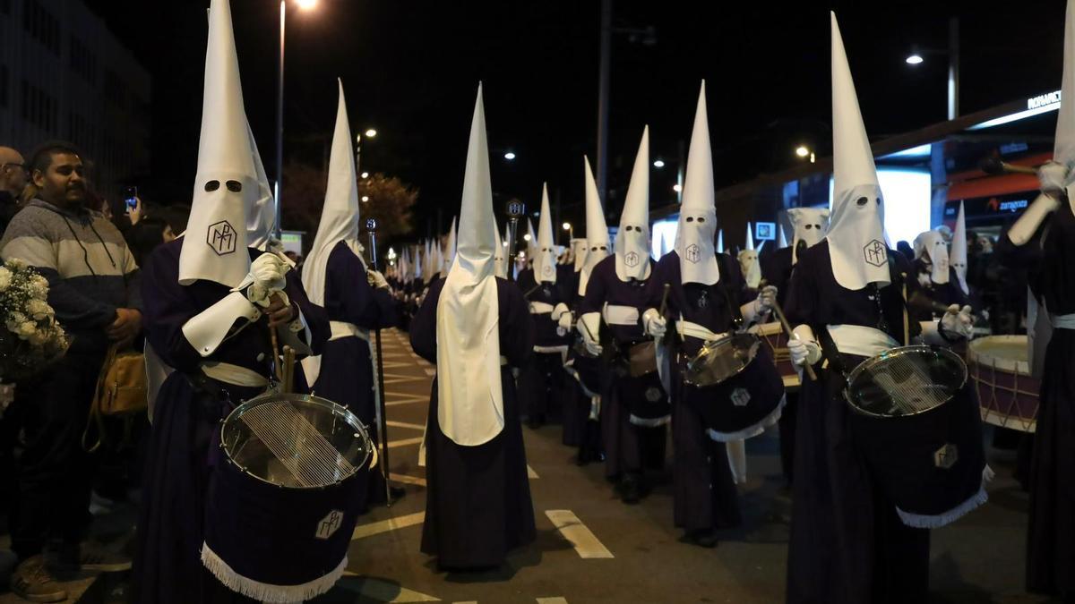 En imágenes | Emotiva procesión de las Lágrimas de la Cofradía del Descendimiento en Zaragoza