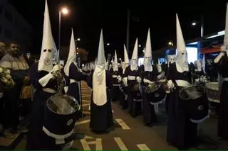 En imágenes | Emotiva procesión de las Lágrimas de la Cofradía del Descendimiento en Zaragoza