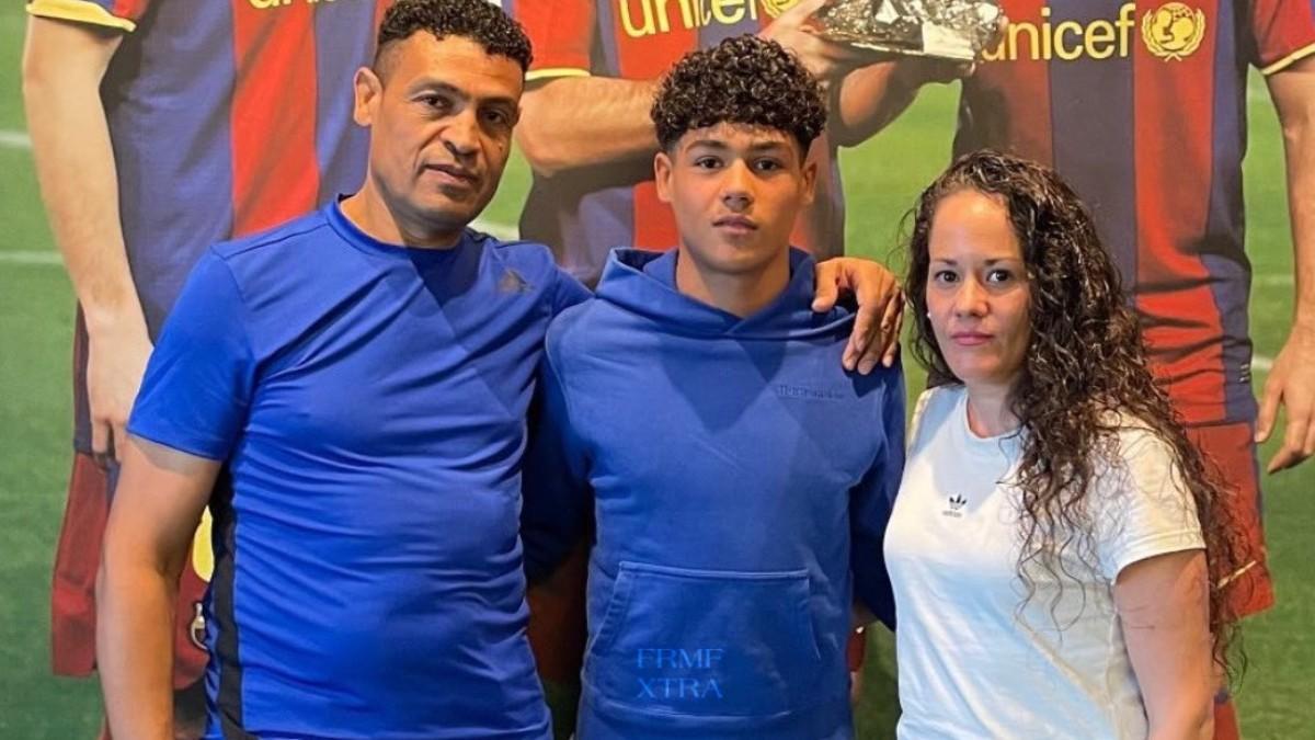 Isma Ziani posa con sus padres en el museo del Barça