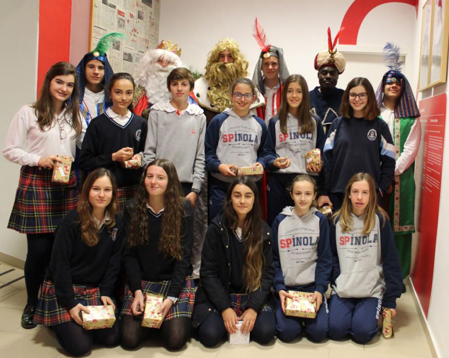 Los Reyes Magos visitan el colegio de Las Esclavas