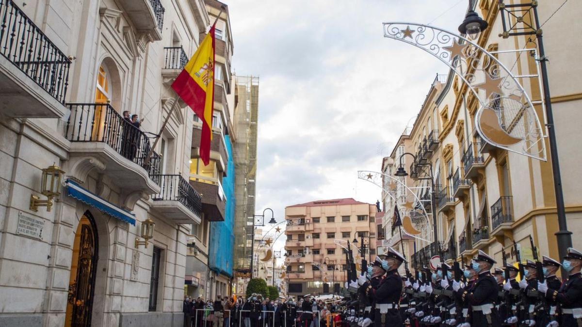 El arriado de bandera regresa al balcón de Capitanía General | IVÁN URQUÍZAR