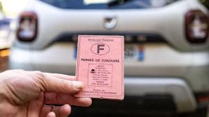 Esperes per al carnet de conduir a tot Europa