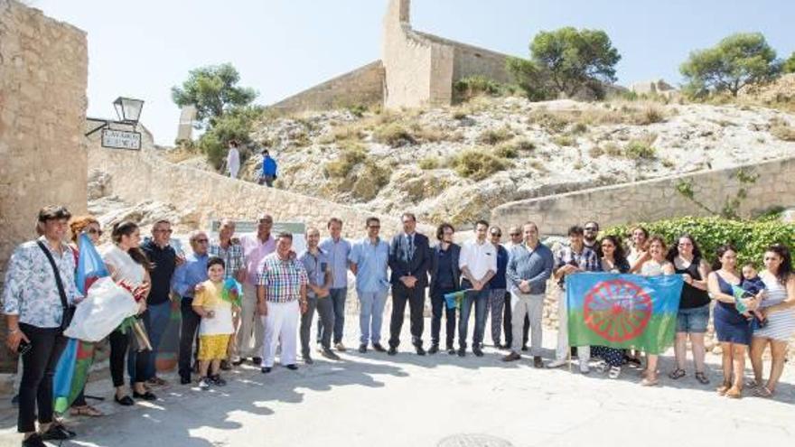 Flores por el pueblo gitano en el Castillo