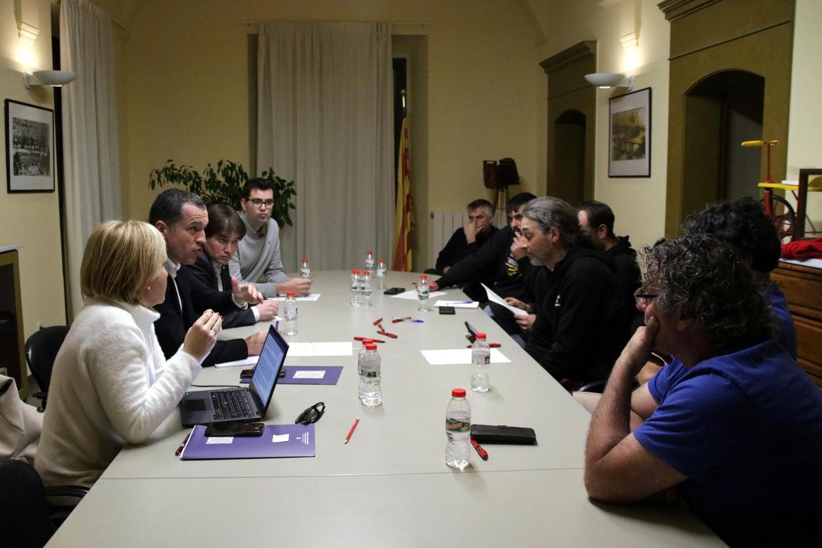 Pla general de la reunió del conseller Ordeig amb pagesos a l'Ajuntament de Bàscara