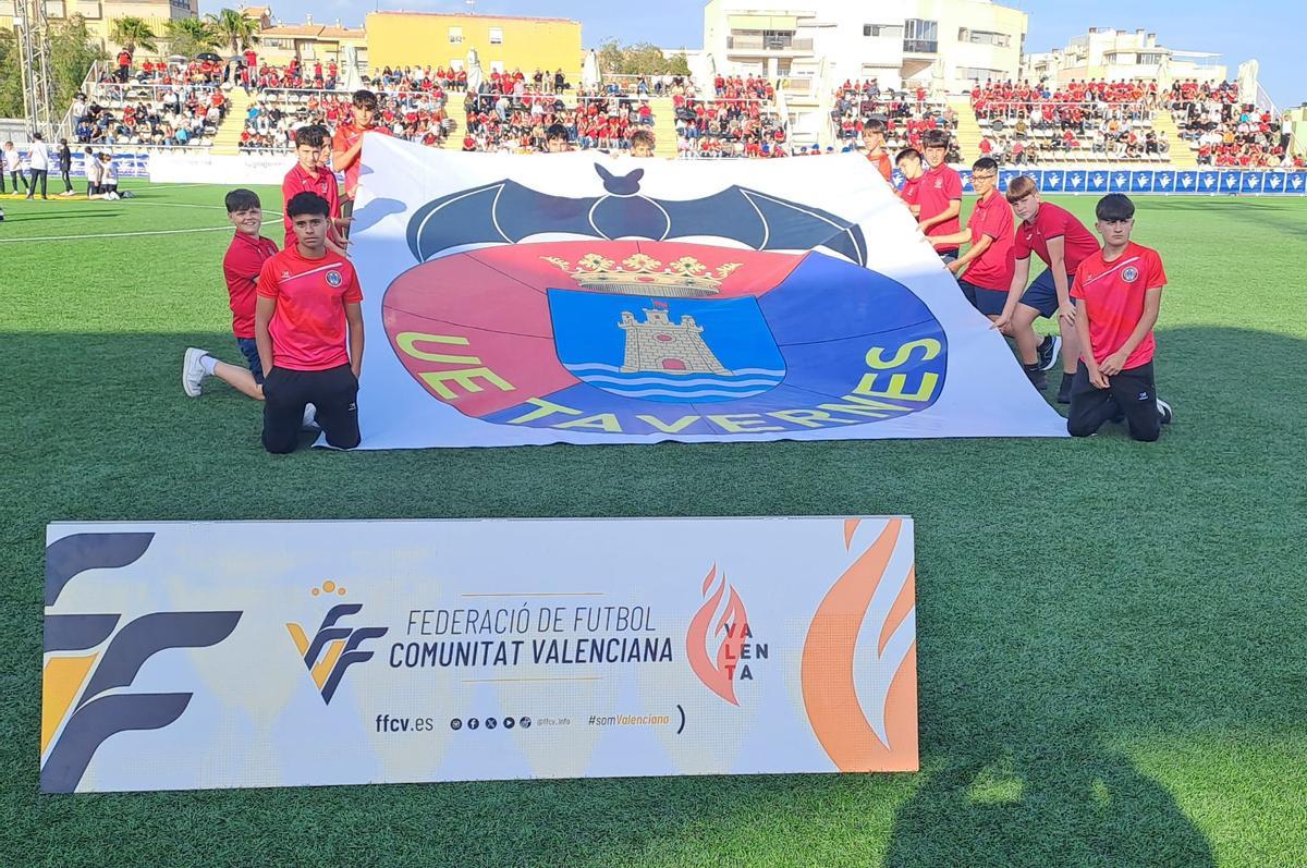 La UE Tavernes de la Valldigna celebra el histórico título de campeón de La Nostra Copa
