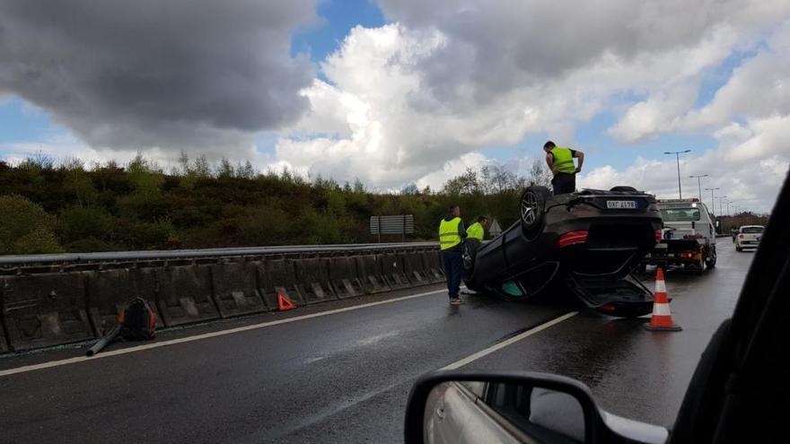 Vuelca un coche en la Ronda de Oviedo y su ocupante sale ileso