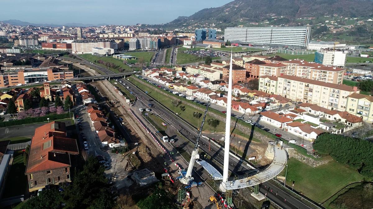 Imágenes de la colocación de la cuarta pieza del "arpa" de Santullano