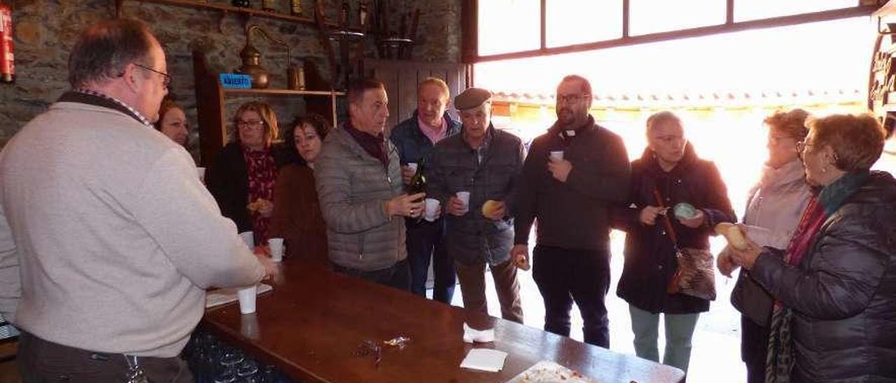 Asistentes a Santisón, en la única bodega abierta ayer después de la misa.