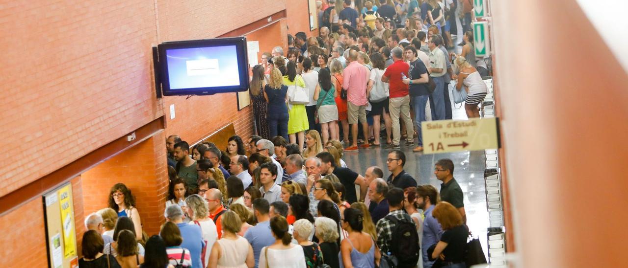 Una de las multitudinarias oposiciones de la Conselleria de Sanitat celebrada antes del estallido de la pandemia.