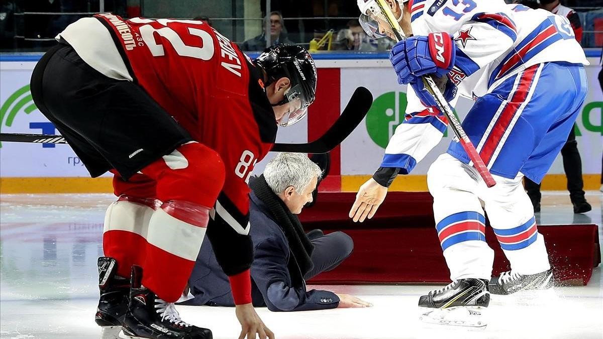 El accidentado saque inicial de Jose Mourinho en un partido de hockey sobre hielo