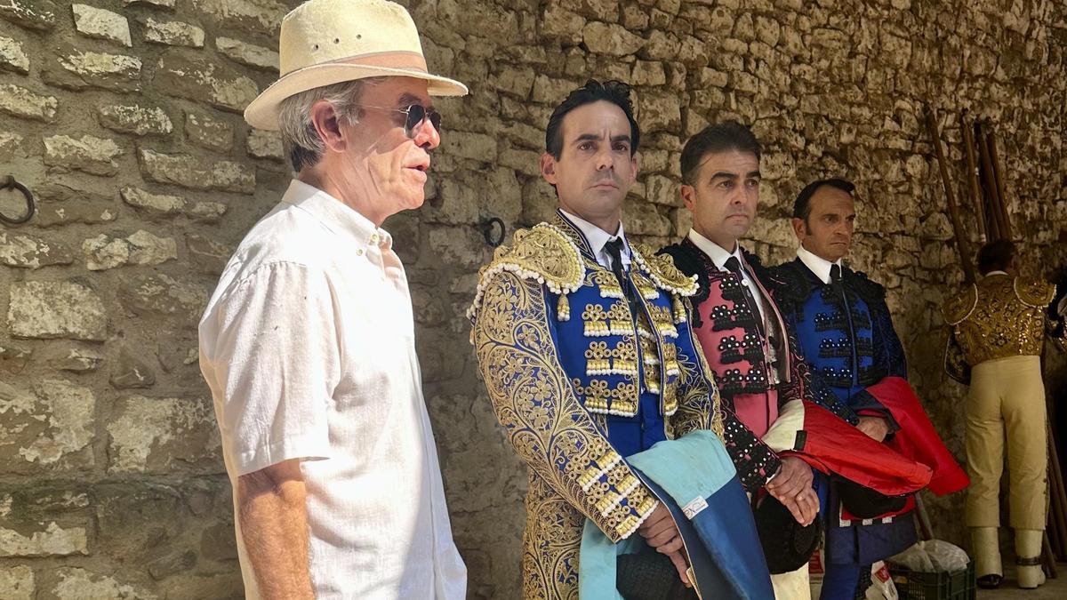 El torero Miguel Giménez junto al maestro Gregorio Tébar ‘El Inclusero’ y parte de su cuadrilla antes de torear en Tafalla.