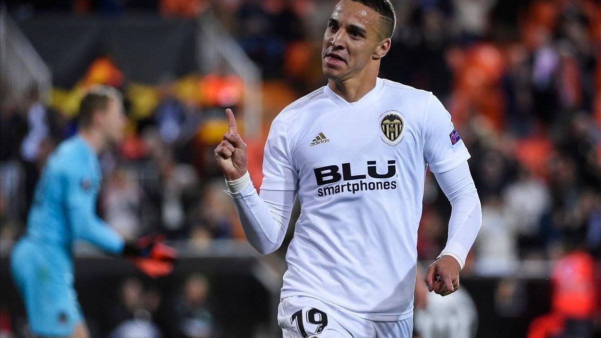 El delantero del Valencia, Rodrigo, celebra un gol esta pasada temporada