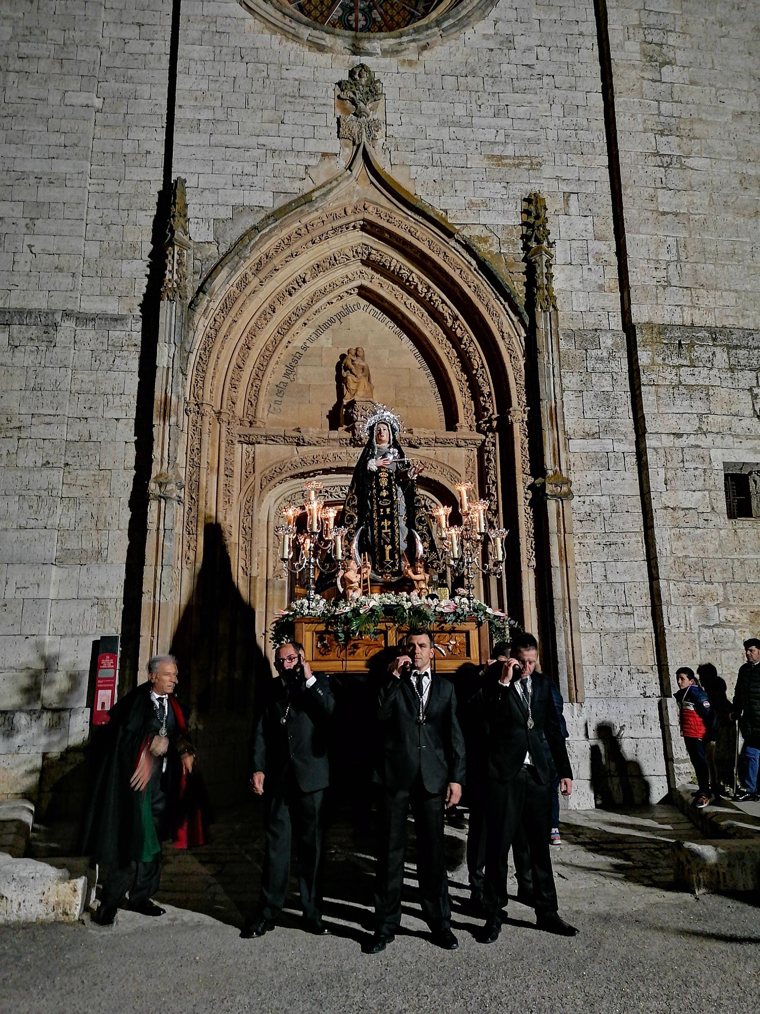 Toro arropa a la Virgen de los Dolores