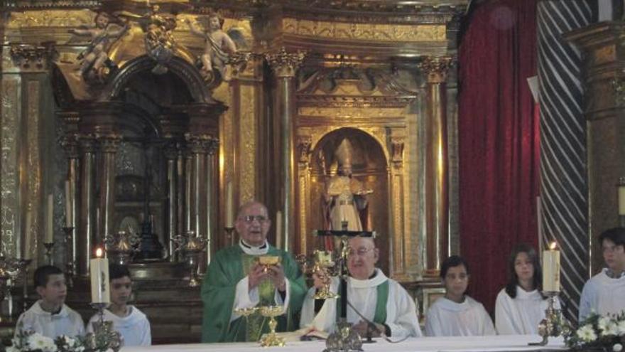 Misa de despedida del párroco de San Ildefonso, Benito Peláez y de Rubio.