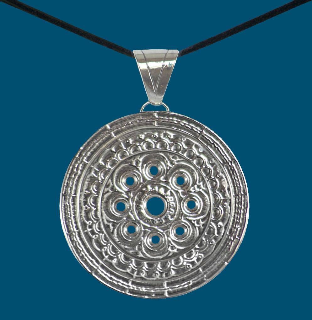 Elabora todo tipo de piezas, y con los rosetones empezó en 2004. Primero fue el de la iglesia de Cambre para continuar con otros de Galicia y (1).jpg