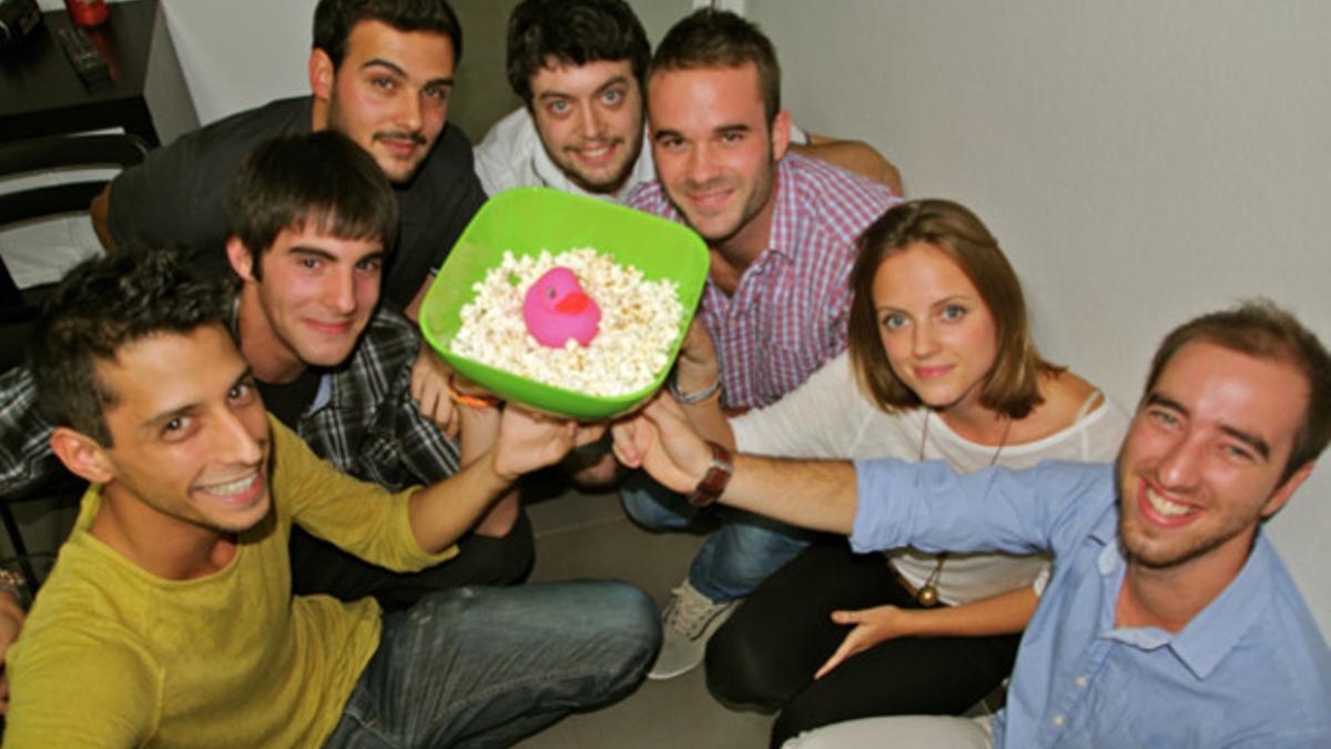 De izquierda a derecha, Albert Ros, de 23 años; Hernán Loyza, 26; Lluís Rotger, 23; Alejandro Delgado, 23; Ignacio Jiménez, 21, Publicidad y Relaciones Públicas (Abat Oliva CEU); Claudia Guillén, 22, Diseño Gráfico (Elisava); Martí Ganduxé, 20, grado