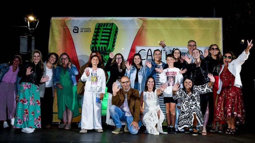 Foto de familia de autoridades, patrocinadores y los doce finalistas del certamen Canta con Ames
