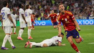 09 July 2024, Bavaria, Munich: Spains Dani Olmo (R) celebrates his sides second goal of the game during the UEFA Euro 2024 Semi-final soccer match between Spain and France at Munich Football Arena. Photo: Christian Charisius/dpa