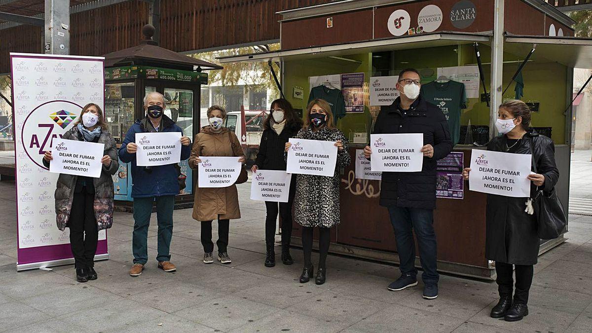 Una de las actividades informativas de Azayca a pie de calle.