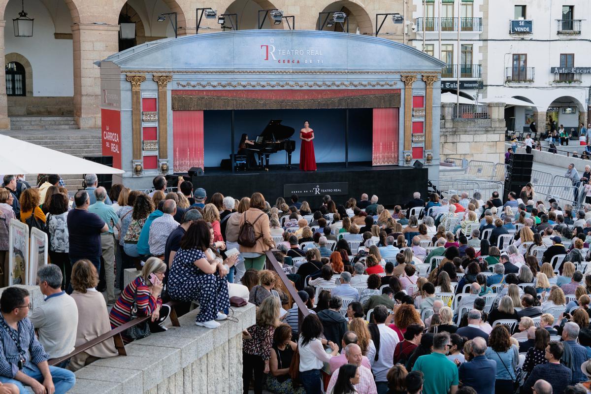 La ópera resuena en la Plaza Mayor de Cáceres