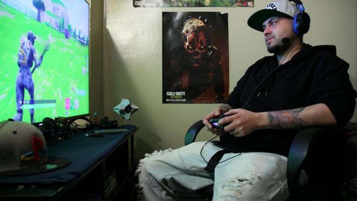 Un joven jugando a Fortnite en su casa. / REUTERS