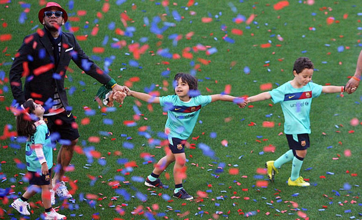 Dani Alves amb els seus fills en les celebracions del Camp Nou.