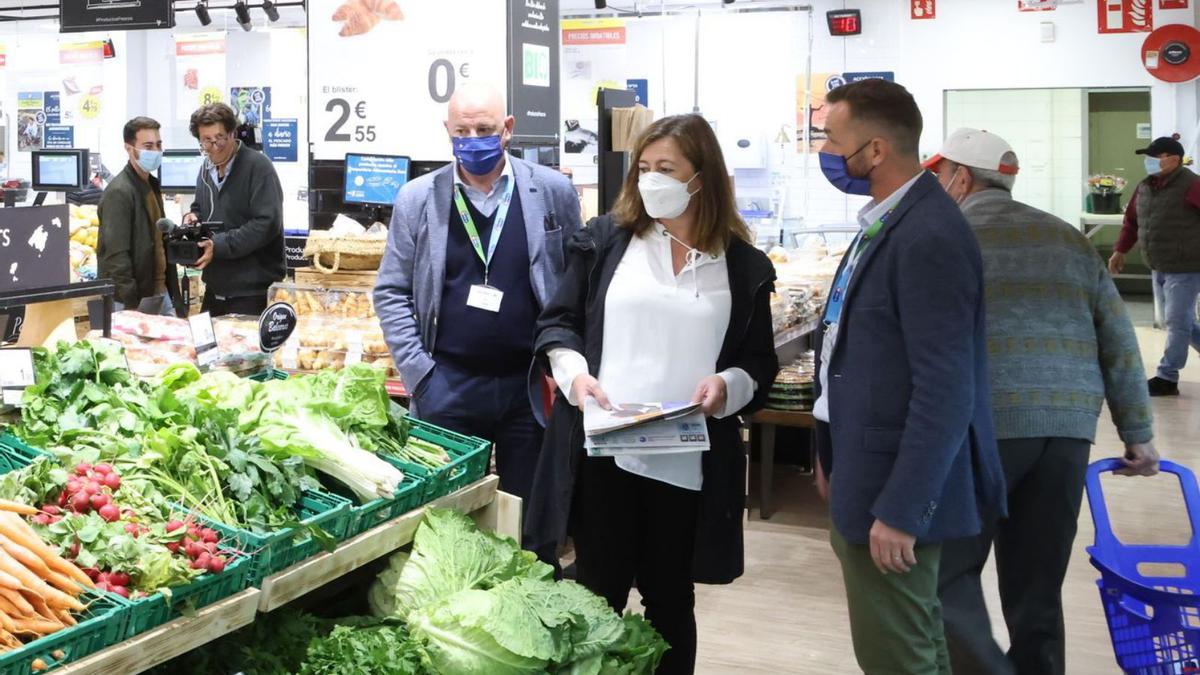 Francina Armengol, ayer, en su visita al Carrefour de Palma.