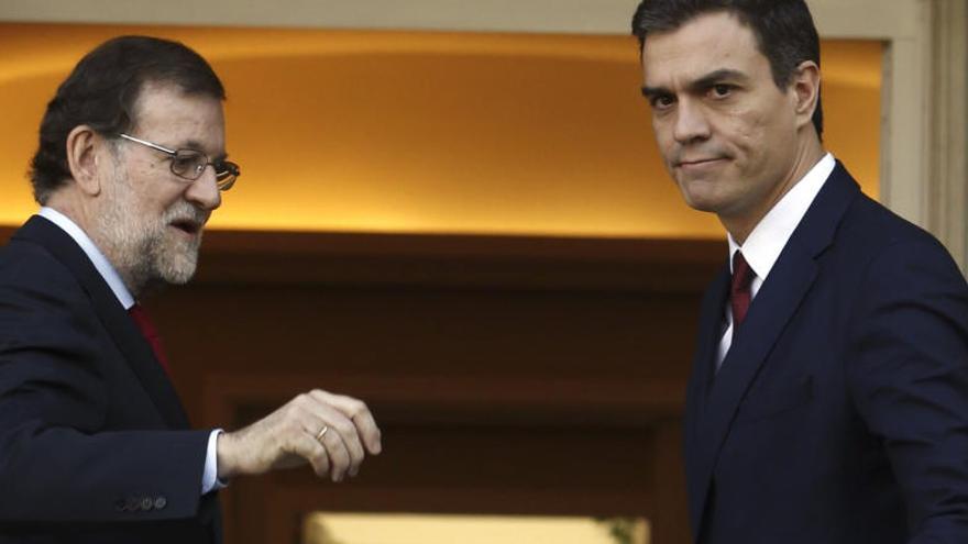 Rajoy i Sánchez abans d&#039;entrar a la seva reunió celebrada a la Moncloa.
