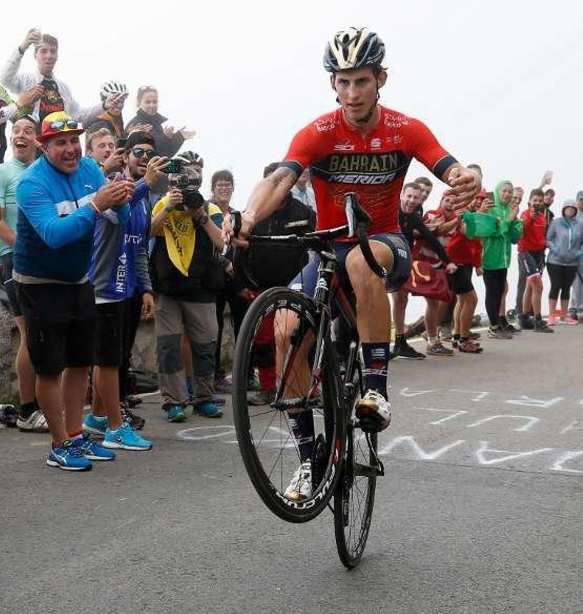 Los Lagos coronan al francés Pinot entre la niebla