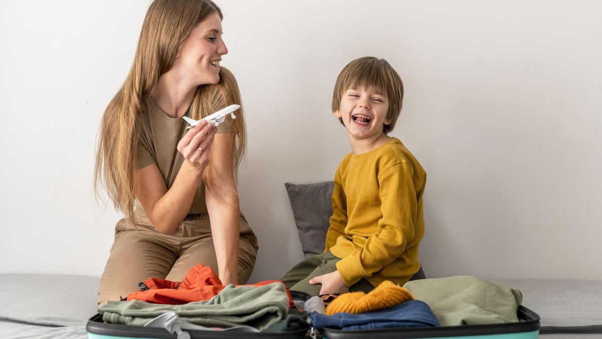 Familia preparando el equipaje para salir de viaje.