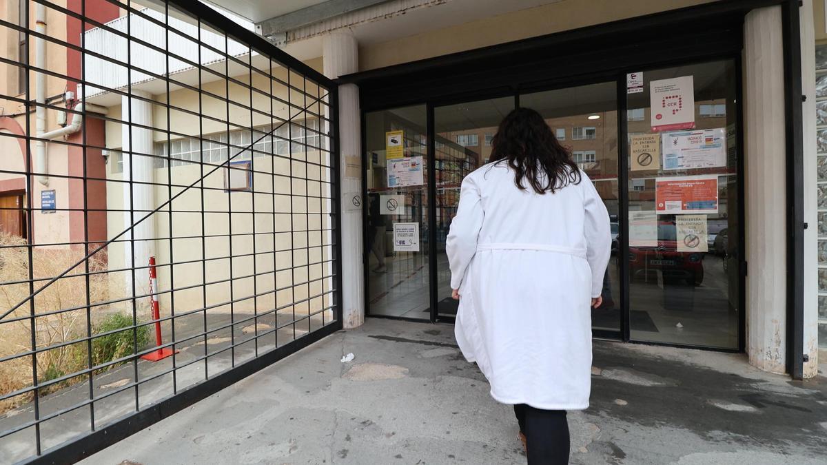 Puerta de acceso al centro de salud La Bassa de Alcoy, pendiente de ampliación.