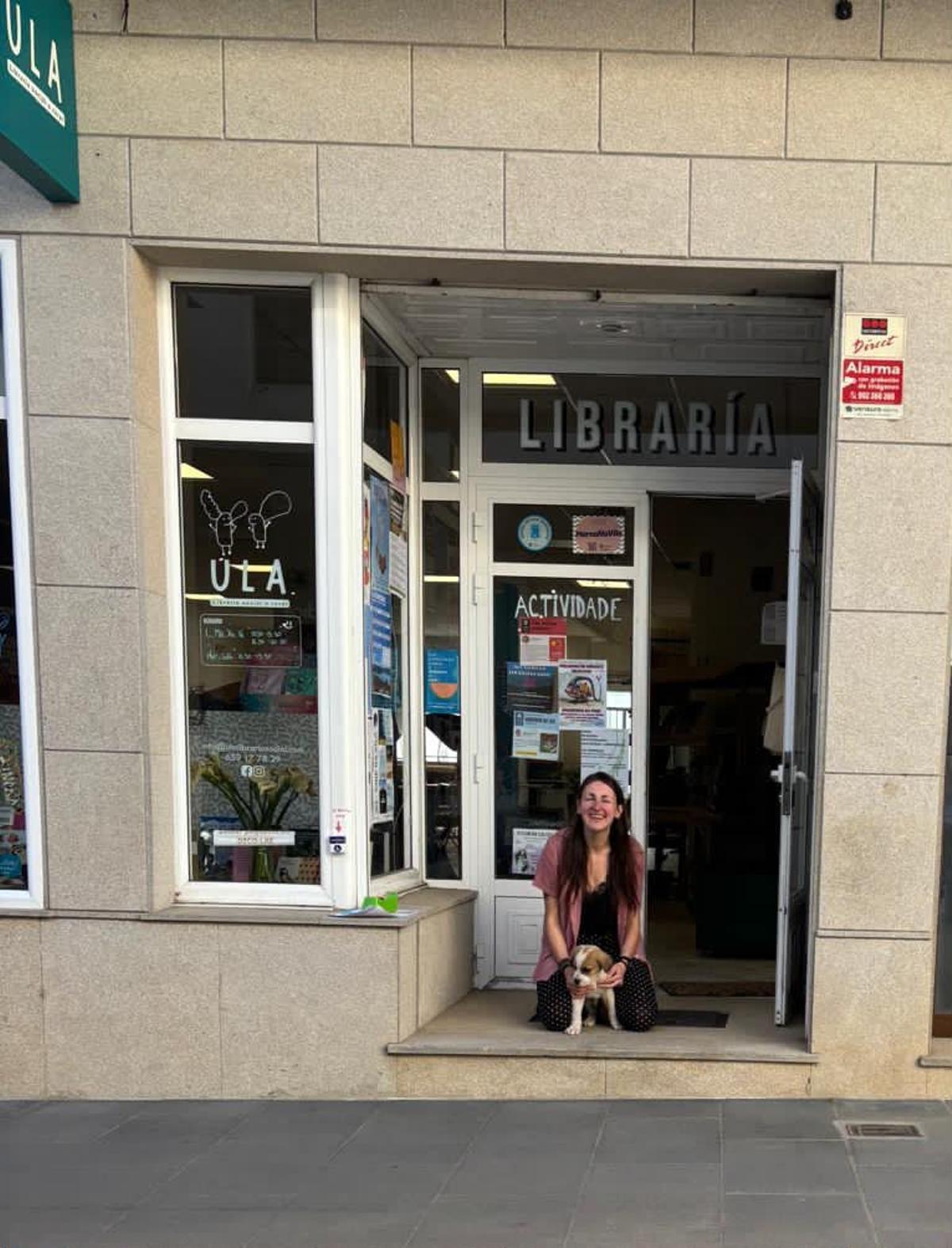 Maitane Vicente fronte á porta de ULA Libraría Social.