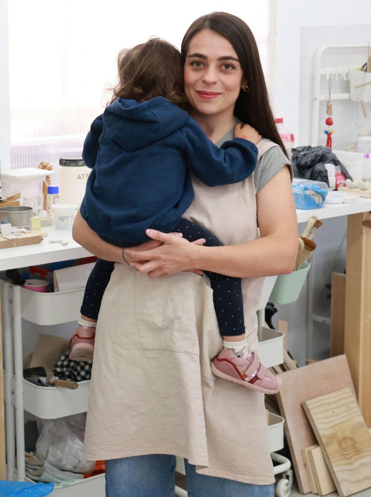 Abi Castillo con su hija de 3 años en su nuevo taller de Matamá