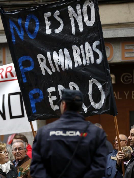 Protestas en la sede del PSOE en Ferraz