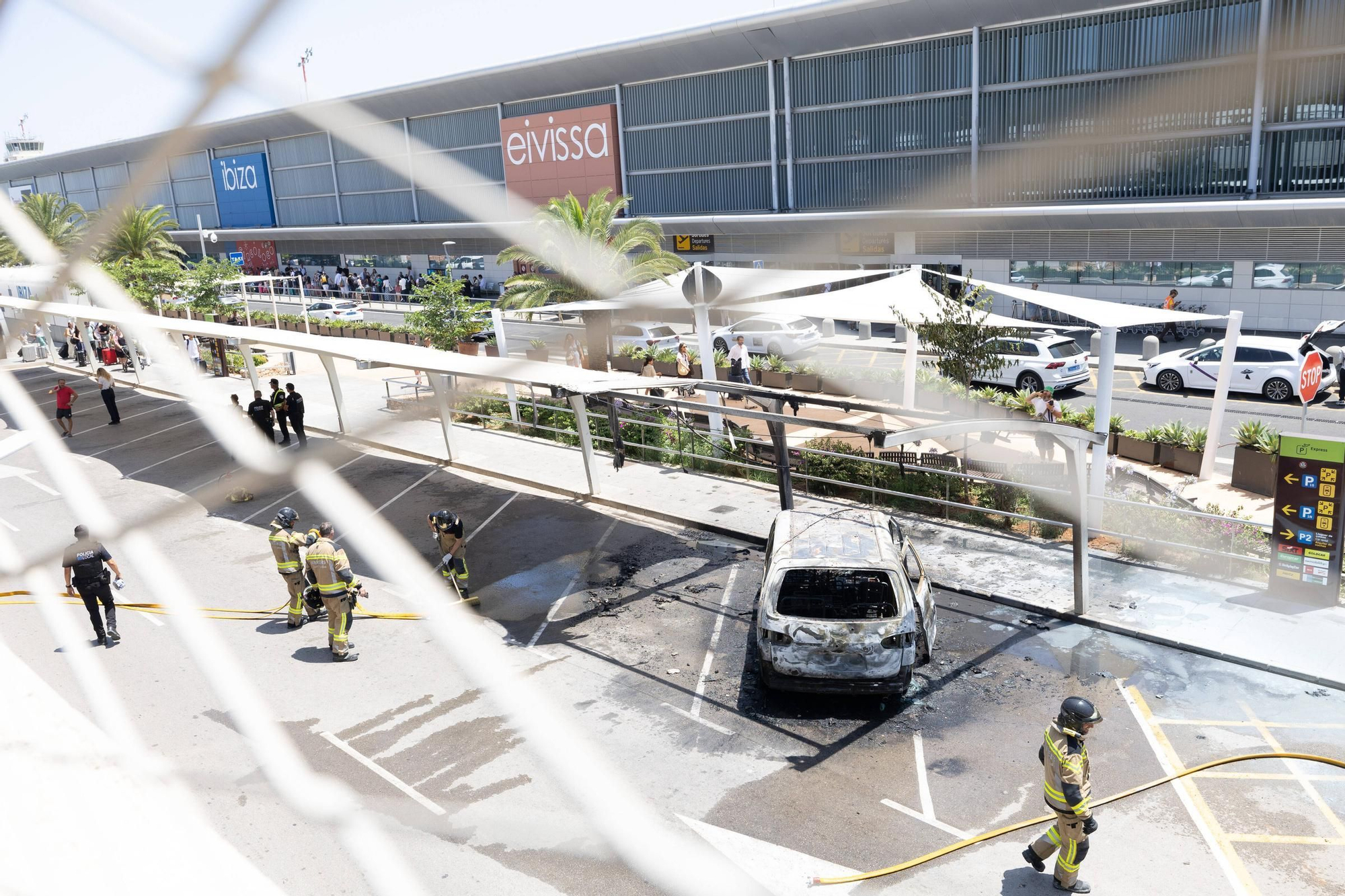 Todas las imágenes del incendio de un vehículo en el aeropuerto de Ibiza