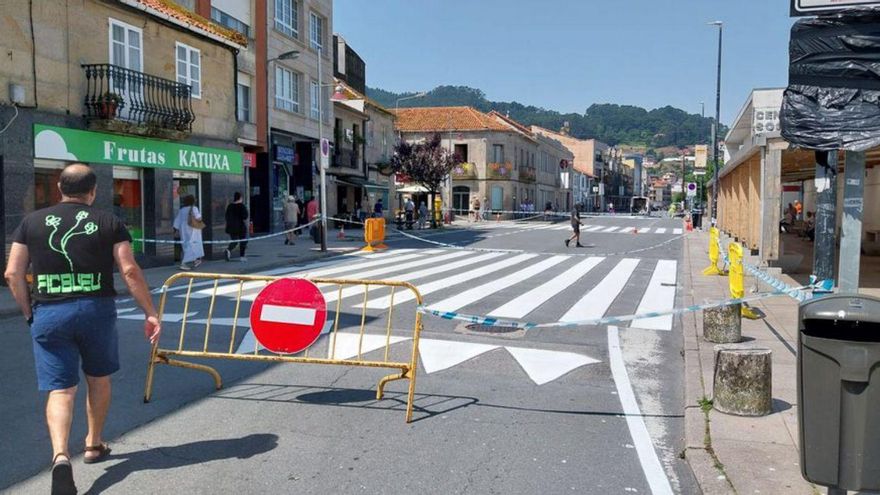 El paso de cebra de 11 metros delante de la plaza de Bueu. | G.Núñez