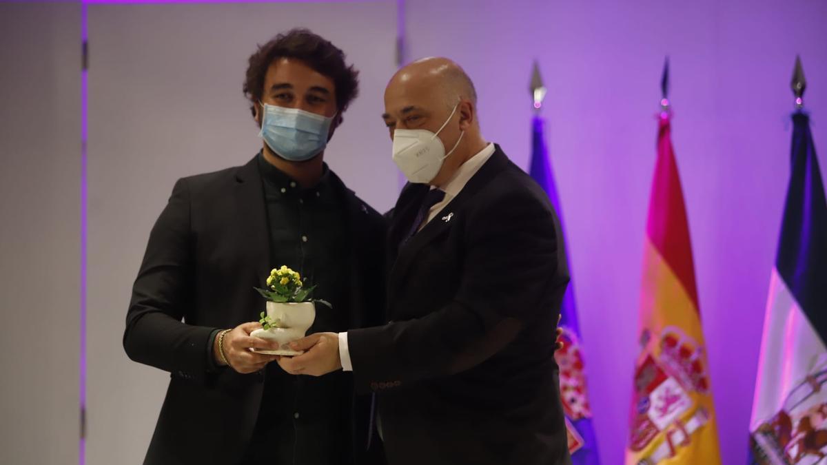 Miguel, hijo de Amparo Pernichi, recibe el premio Ejemplo de Igualdad de manos del presidente de la Diputación, Antonio Ruiz.