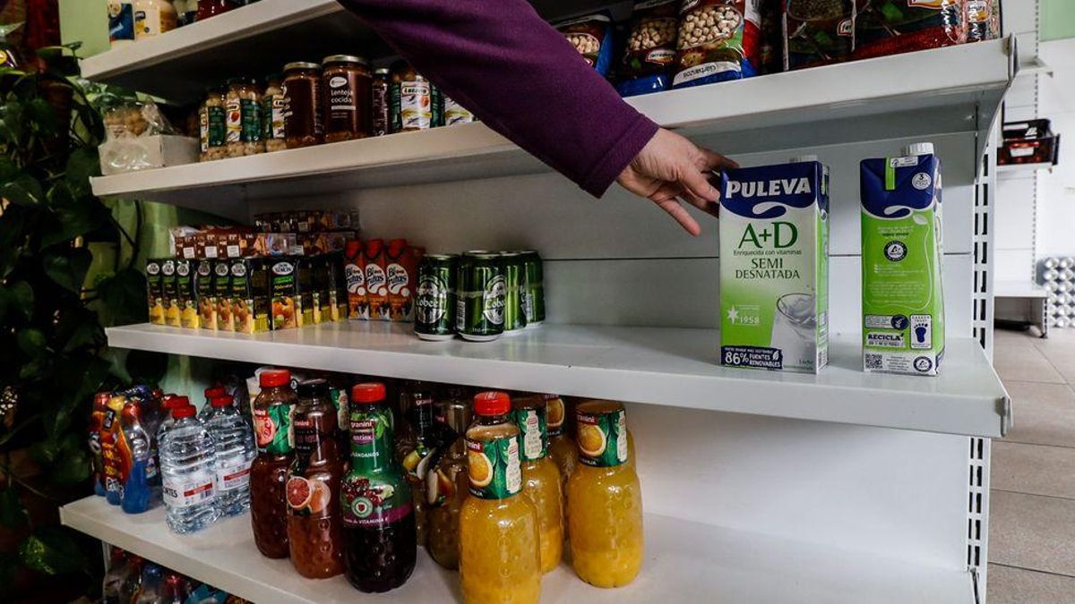Una estantería con escasas existencias de leche en una tienda de Alcoy.